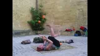 preview picture of video 'Beautiful artist. Jonglage des pieds. Sarlat'