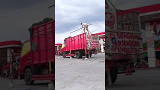 Download lagu video sebelum truk Sam Renaldi kecelakaan #storywa #short #shortvideo #fypシ #bantusubscribe mp3