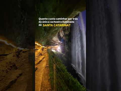 Quanto custa caminhar por trás da única cachoeira iluminada de Santa Catarina? ✨