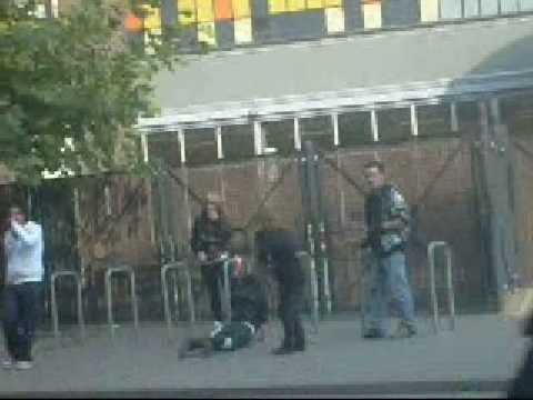 Linda gaat hard onderuit!