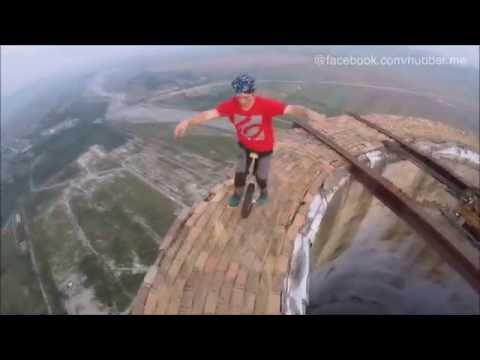 Schwindelerregend: Einradfahren auf hohem Schornstein