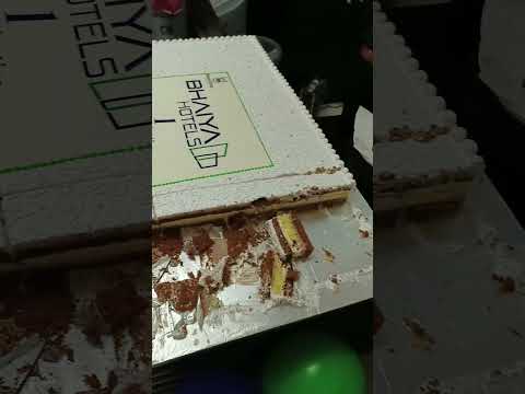 ভাইয়া হোটেলের এক বছর পূর্তি উপলক্ষে  কেক কেটে অনুষ্ঠানের উদ্বোধন করা হয়