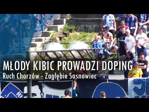 Młody kibic prowadzi doping podczas meczu Ruch - Zagłębie [27.05.2018]