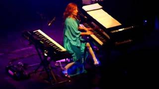 Tori Amos - Fearlessness (Atlanta - 11-29-11).MOV