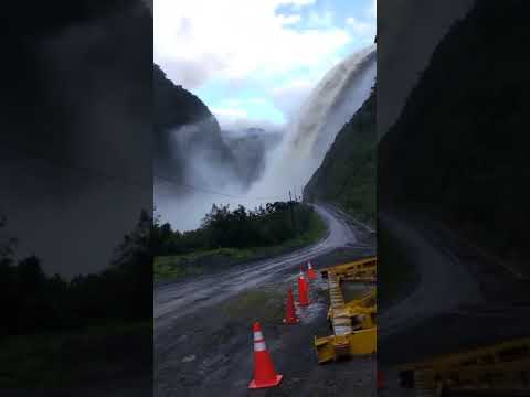 Represa de Chaglla abierto para quitar presión #represas #Chaglla #hidroelectrica #Huanuco