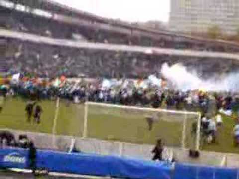 Malmö FF SM guld 2004. stormning av planen efter matchen.