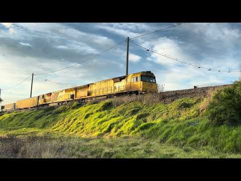Aurizon ACD6051 ACB4403 9751V Team Global Express Container Train Tottenham