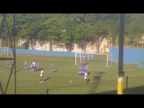Golaço da Várzea, Paraíba surpreende o goleiro Du e coloca a bola no ângulo.