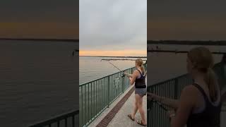 Download lagu Seorang Gadis Tanpa Sengaja Melempar Seluruh Joran Pancing ke Dalam Air mp3