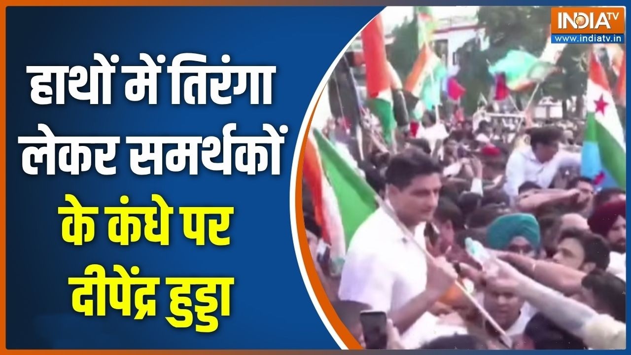 Rahul Gandhi March Updates: हाथों में तिरंगा लेकर समर्थको के कंधे पर द?