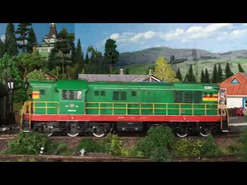 RZD CHME3 ЧМЭ3 (T669) diesel locomotive - CKD machine and H0 model by Piko - with running sessions