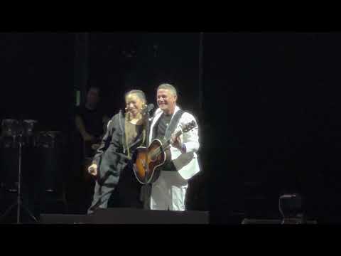 Alejandro Sanz Anunciando a Joaquín en su concierto en Sevilla