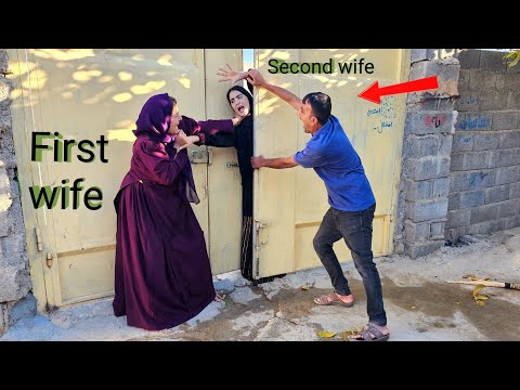 Faraj tries to go to work so she can pay Samaneh's dowry, but Samaneh prevents her....