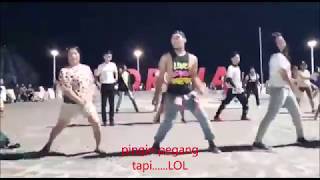 Download lagu MENDADAK ZUMBA DI PANTAI LOSARI, COWOKNYA HOT, PINGIN PEGANG LOL mp3