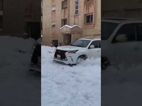 Lexus LX 570 off-roading in snow