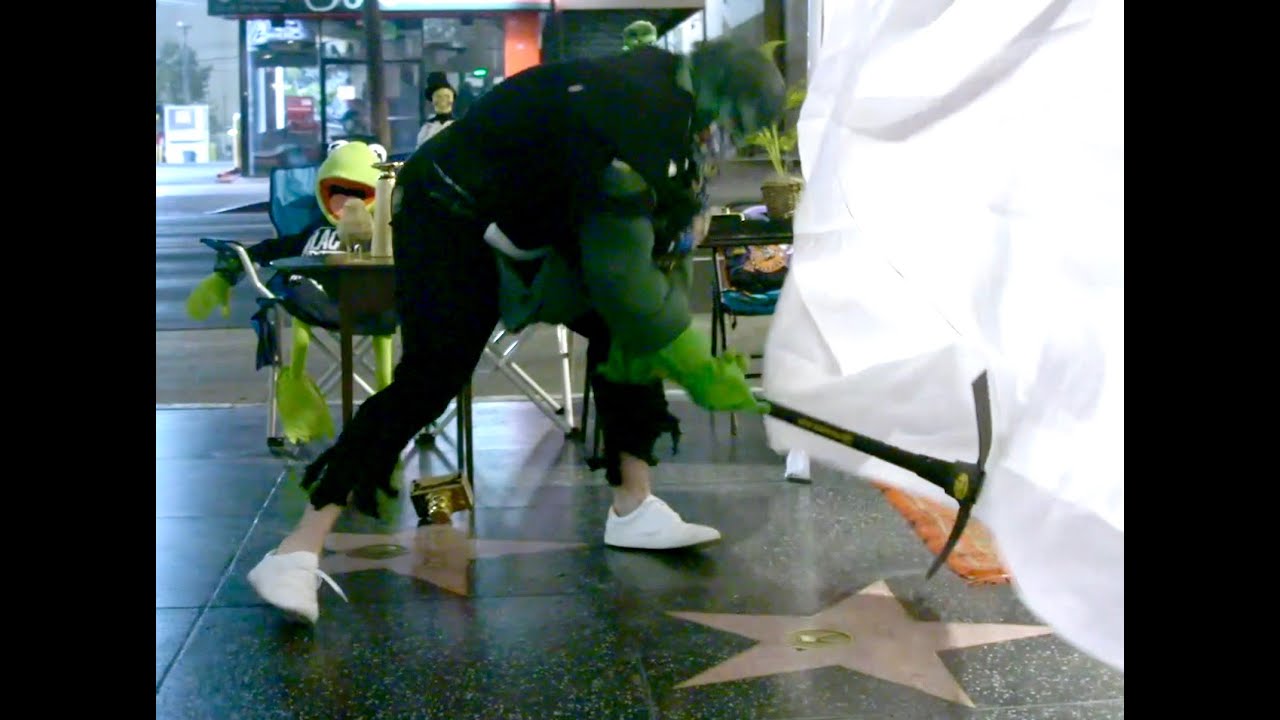 Hombre disfrazado de Hulk destroza la estrella de Trump en el Paseo de la Fama de Hollywood