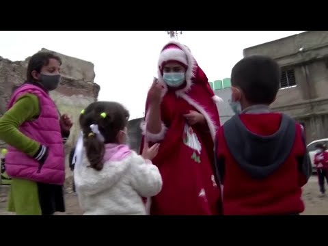 モスルでクルド人女性がクリスマスの喜びを広げる (Kurdish woman spreads Christmas joy in Mosul)