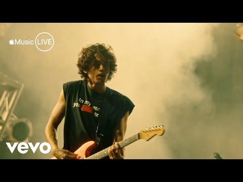 Video thumbnail for Mama's Boy (Apple Music Live)