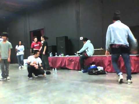 Taisuke Kid David Ronnie warm up (or messing around)