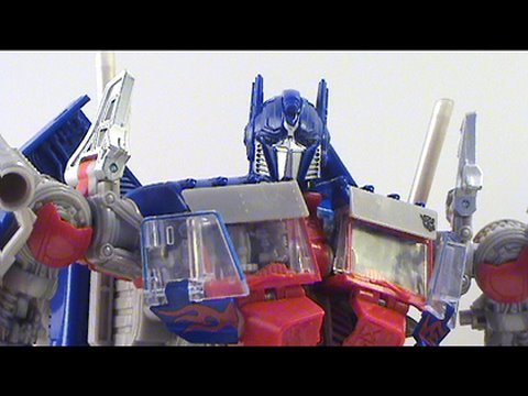 Video Review of Transformers Revenge of the Fallen; Leader Class Optimus Prime