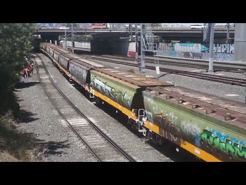 BL27 + X48 + G523 on Pacific National grain at West Footscray Station - 9/12/25.