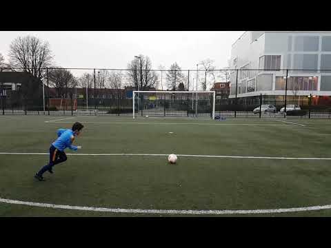 Semih Madan Oefent op afstand schoten..