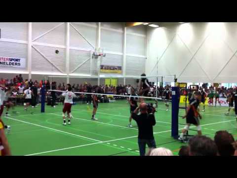 Bontje aims at his feet