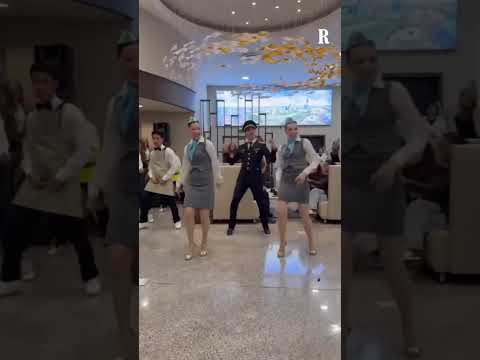 I Backstreet Boys vengono accolti con un flashmob in aeroporto in Kazakistan