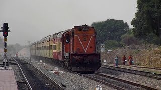 preview picture of video 'Storming Allahabad Duronto Express shatters the silence at Maihar!!'