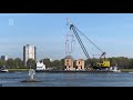 Zo worden de waterwoningen naar Rotterdam gebracht