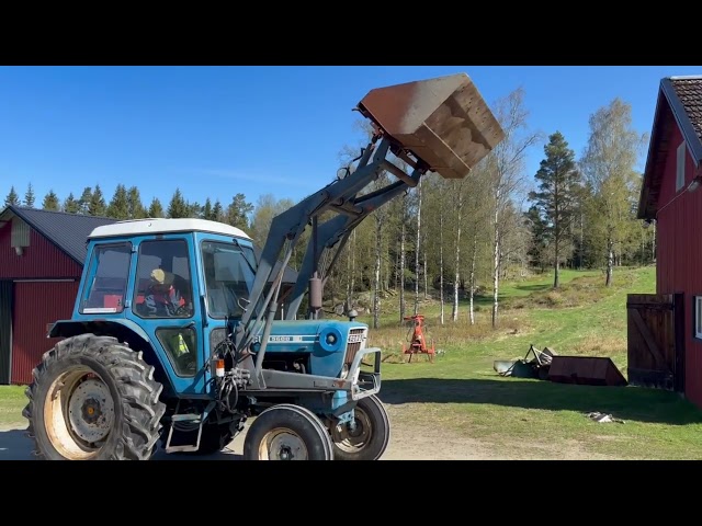 1136821 Tractor Ford 5600 with front loader