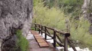 preview picture of video 'Naked Eye Travel - Plitvice Lakes: Flooded walkways'