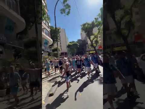 "La Guardia Imperial - Racing Club caminando por las calles en Rio de Janeiro, Brasil." Barra: La Guardia Imperial &bull; Club: Racing Club &bull; País: Argentina