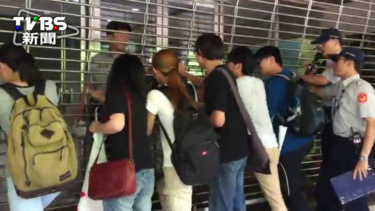 [影] 衝學雜費會議被關門外  學生嗆：拒當提款機