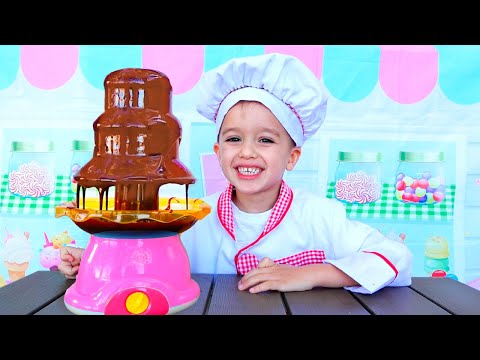 Vlad i Nikita udają, że bawią się zabawkami do gotowania