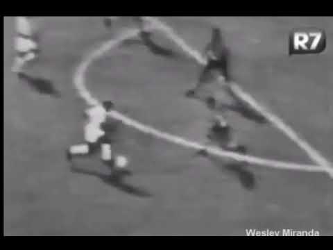 Coutinho (Santos) - 27/12/1961 - Santos 5x1 Bahia - 1 gol