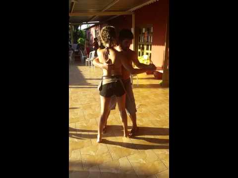 Leandro Fialho e Danielle Cott dançando forró.