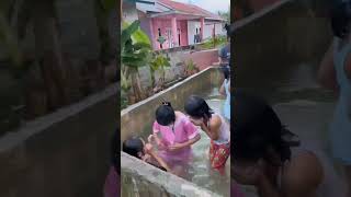 Download lagu bocil lanjut terus mandi dikolam bak air mp3