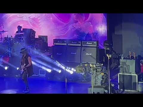 Walter Giardino’s guitar tech suffers for a moment in Perú