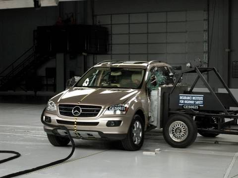 2006 Mercedes-Benz M-Class side IIHS crash test