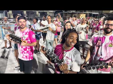 Bateria do Jacarezinho no ensaio do setor 11 na Sapucaí para o carnaval 2026