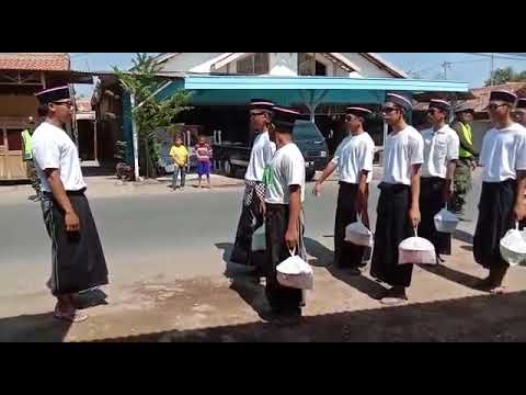 Gerak Jalan Lucu Ala Santri Bawa Berkat