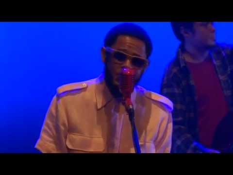 Emicida Interpreta Cartola - Corra e Olhe o Céu