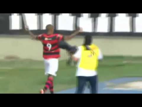 Belo gol de cabeça contra o Cruzeiro em 06/11/2011
