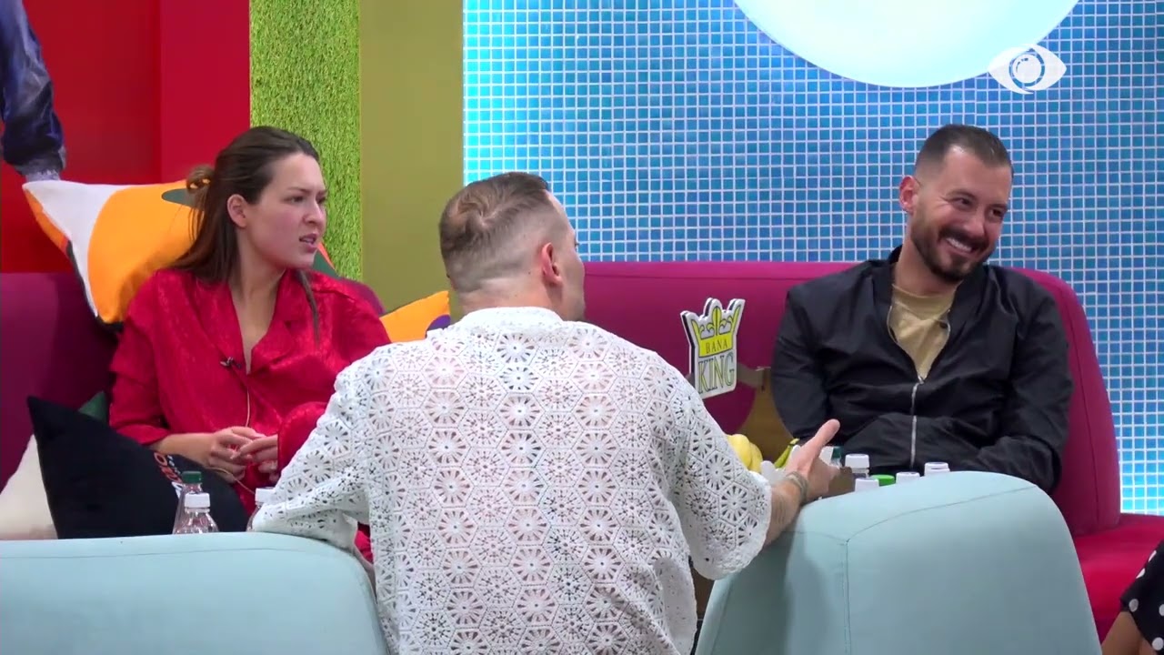 Graciano shpërthen në të qeshura, Juli: Për respekt ulet zëri! Romeo: Po ti, të iku ushtari ty?