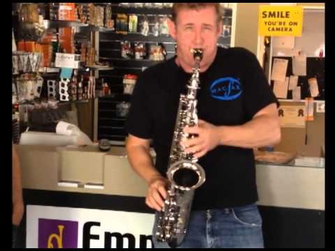 Rick Keller demonstrates his MacSax Empyreal Alto and FJIII mouthpiece to Brian Bird at Empire Winds