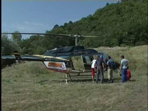 Helikopterrel emelik a helyükre a több tonnás kilátó elemeket a sátoraljaújhelyi Magas-hegyen