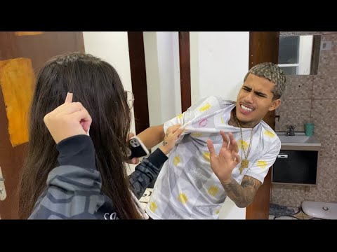 CHEGUEI COM MANCHA DE BATOM NA ROUPA