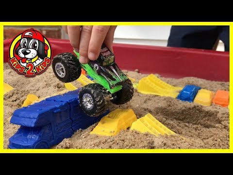 Monster Jam Toy Trucks: Crash & Carry Stadium Arena ft. Grave Digger FREESTYLE HIGHLIGHTS