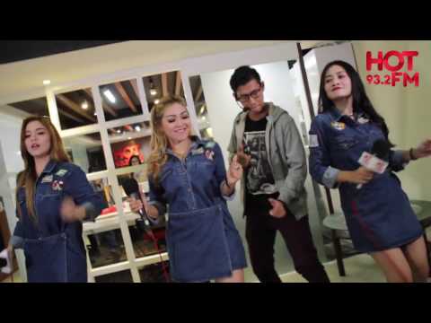 TRIO MACAN MENGGOYANG STUDIO HOT FM DENGAN LAGU IWAK PEYEK